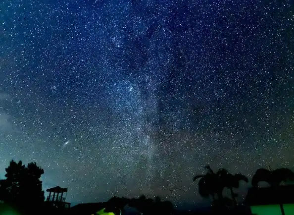 日本の喧騒から離れて、夏の休暇を過ごしたいですか？美しい海の景色が楽しめる、リラックスしてくつろげる、人里離れた島々を10ヶ所ご紹介します。