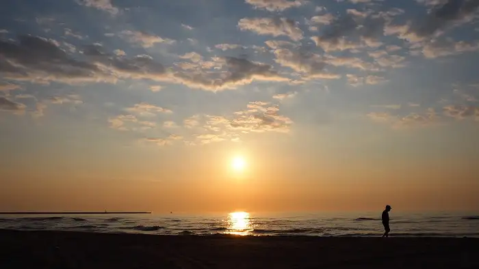 この夏、日本でウォータースポーツを楽しむならどこへ行こう？透き通った海、白い砂浜、美しい夕日、そして人里離れた無人島など、夢のようなビーチ10選をご紹介！ぜひこのリストをブックマークしてください！