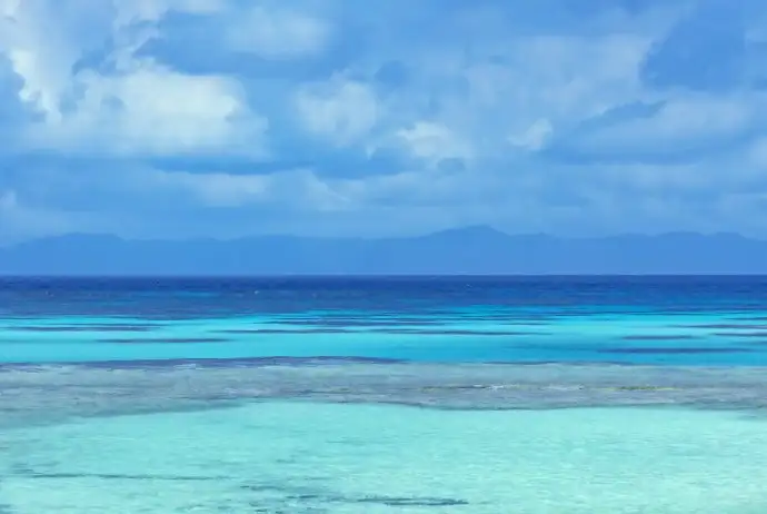 日本の喧騒から離れて、夏の休暇を過ごしたいですか？美しい海の景色が楽しめる、リラックスしてくつろげる、人里離れた島々を10ヶ所ご紹介します。