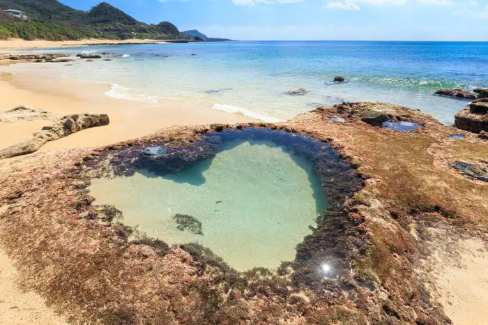 日本の喧騒から離れて、夏の休暇を過ごしたいですか？美しい海の景色が楽しめる、リラックスしてくつろげる、人里離れた島々を10ヶ所ご紹介します。
