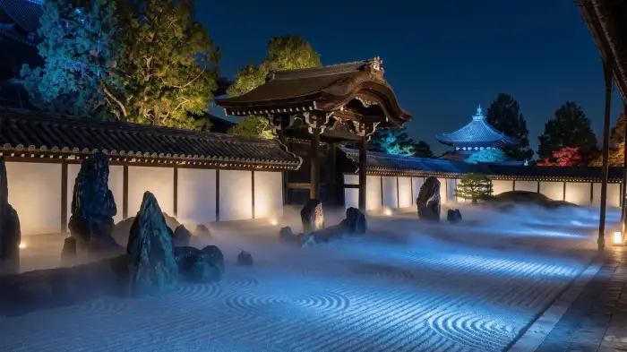 京都の東福寺で「ZEN NIGHT」が開催されます！千枚の緑の紅葉と雲海、そして光に包まれた中で、心安らぐサウンドアートの夜をご体験ください。