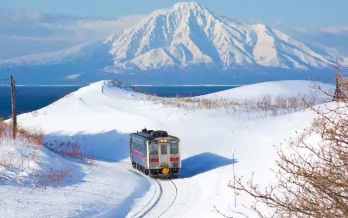 日本の喧騒から離れて、夏の休暇を過ごしたいですか？美しい海の景色が楽しめる、リラックスしてくつろげる、人里離れた島々を10ヶ所ご紹介します。