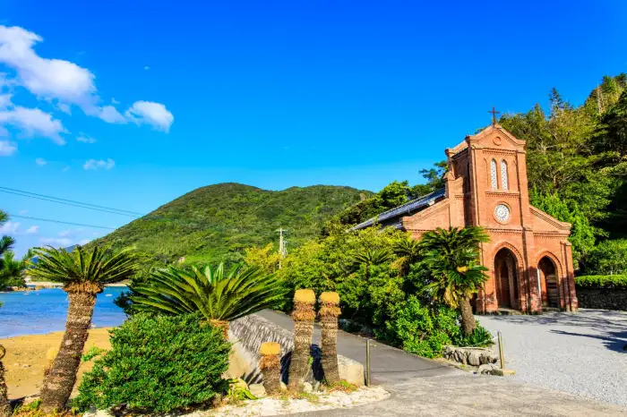 日本の喧騒から離れて、夏の休暇を過ごしたいですか？美しい海の景色が楽しめる、リラックスしてくつろげる、人里離れた島々を10ヶ所ご紹介します。
