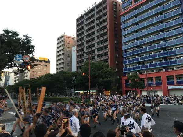 7月に九州で絶対に見ておきたいお祭り:福岡博多山笠祇園祭!夏の尻祭り?