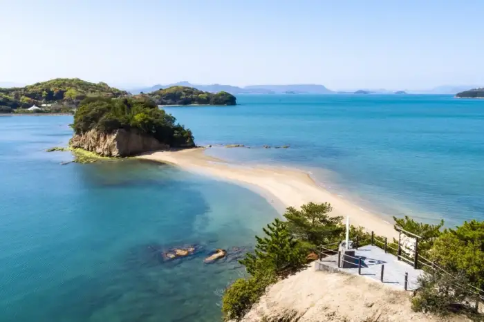 日本の喧騒から離れて、夏の休暇を過ごしたいですか？美しい海の景色が楽しめる、リラックスしてくつろげる、人里離れた島々を10ヶ所ご紹介します。