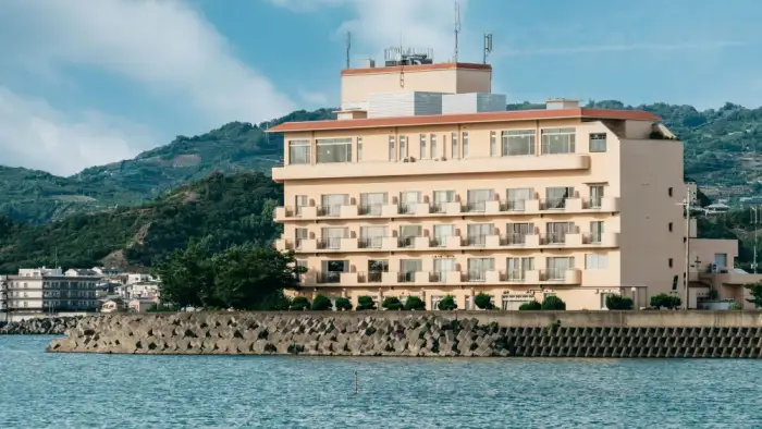 【和歌山の宿泊施設】「亀のいホテル紀伊田辺」は、息を呑むような海の景色と海を見下ろす鳥居が自慢で、熊野古道巡礼の出発点として最適です。