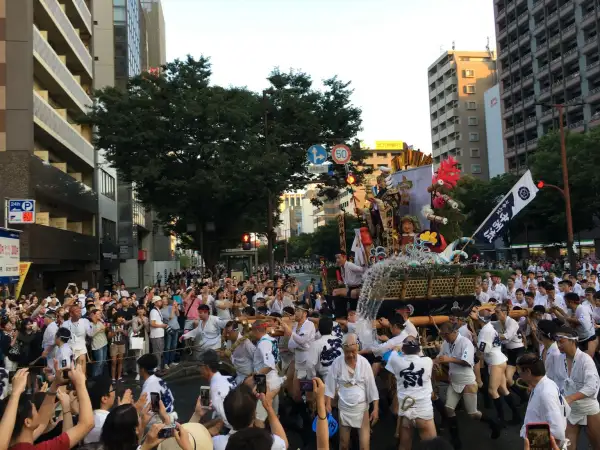 7月に九州で絶対に見ておきたいお祭り:福岡博多山笠祇園祭!夏の尻祭り?