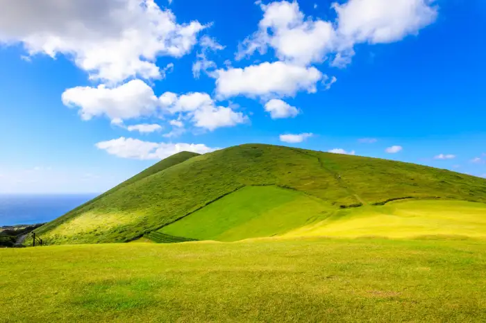日本の喧騒から離れて、夏の休暇を過ごしたいですか？美しい海の景色が楽しめる、リラックスしてくつろげる、人里離れた島々を10ヶ所ご紹介します。