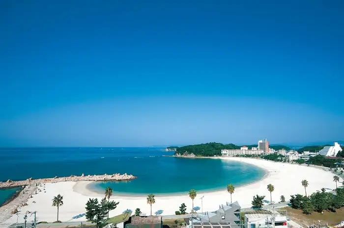 この夏、日本でウォータースポーツを楽しむならどこへ行こう？透き通った海、白い砂浜、美しい夕日、そして人里離れた無人島など、夢のようなビーチ10選をご紹介！ぜひこのリストをブックマークしてください！