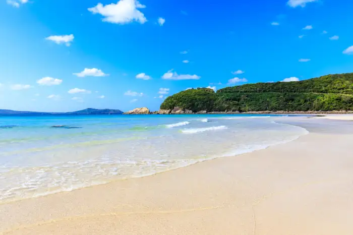 日本の喧騒から離れて、夏の休暇を過ごしたいですか？美しい海の景色が楽しめる、リラックスしてくつろげる、人里離れた島々を10ヶ所ご紹介します。