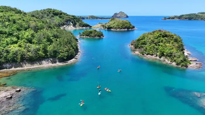 日本の喧騒から離れて、夏の休暇を過ごしたいですか？美しい海の景色が楽しめる、リラックスしてくつろげる、人里離れた島々を10ヶ所ご紹介します。