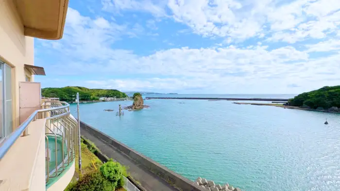 【和歌山の宿泊施設】「亀のいホテル紀伊田辺」は、息を呑むような海の景色と海を見下ろす鳥居が自慢で、熊野古道巡礼の出発点として最適です。
