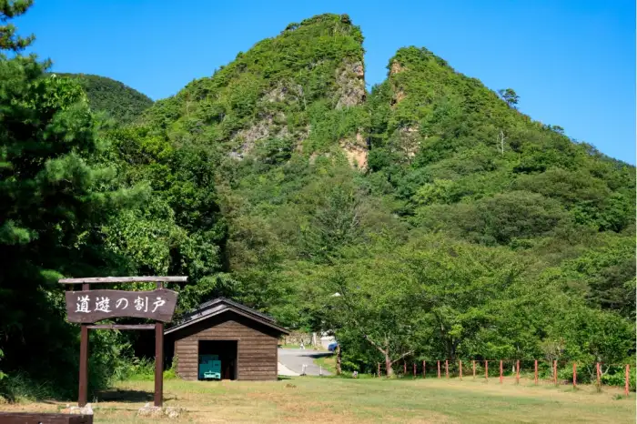 日本の喧騒から離れて、夏の休暇を過ごしたいですか？美しい海の景色が楽しめる、リラックスしてくつろげる、人里離れた島々を10ヶ所ご紹介します。
