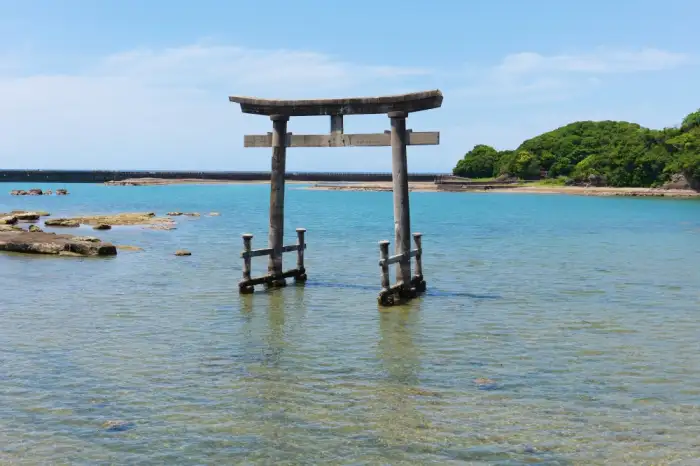 【和歌山の宿泊施設】「亀のいホテル紀伊田辺」は、息を呑むような海の景色と海を見下ろす鳥居が自慢で、熊野古道巡礼の出発点として最適です。