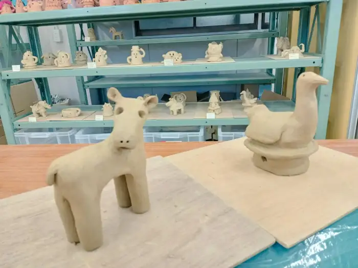 大阪市羽曳野市にある「大倉屋」では、参加者が自分だけのオリジナル埴輪を作れる、ユニークな埴輪DIY体験ができます。