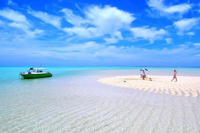 この夏、日本でウォータースポーツを楽しむならどこへ行こう？透き通った海、白い砂浜、美しい夕日、そして人里離れた無人島など、夢のようなビーチ10選をご紹介！ぜひこのリストをブックマークしてください！